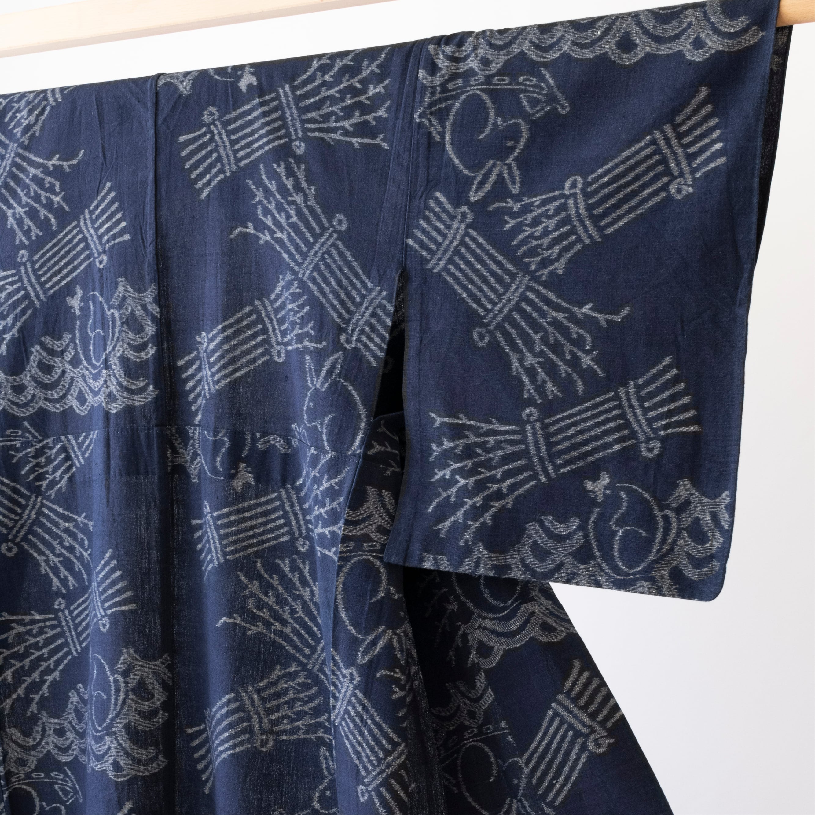 久留米絣 「かちかち山」 絵絣 手織 木綿地 単衣着物【中古品