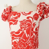 フラダンス 衣装 T&L MUUMUU FACTORY ムームーファクトリー ワンピース ドレス レッド系 ハイビスカス柄 花柄 植物柄 ハワイアンプリント ハワイアン アロハ フラ ダンス レッスン 練習 ハワイアンダンス ホワイト系 赤 白 フリル フレアスカート 練習着 レッスンウェア 華やか 鮮やか