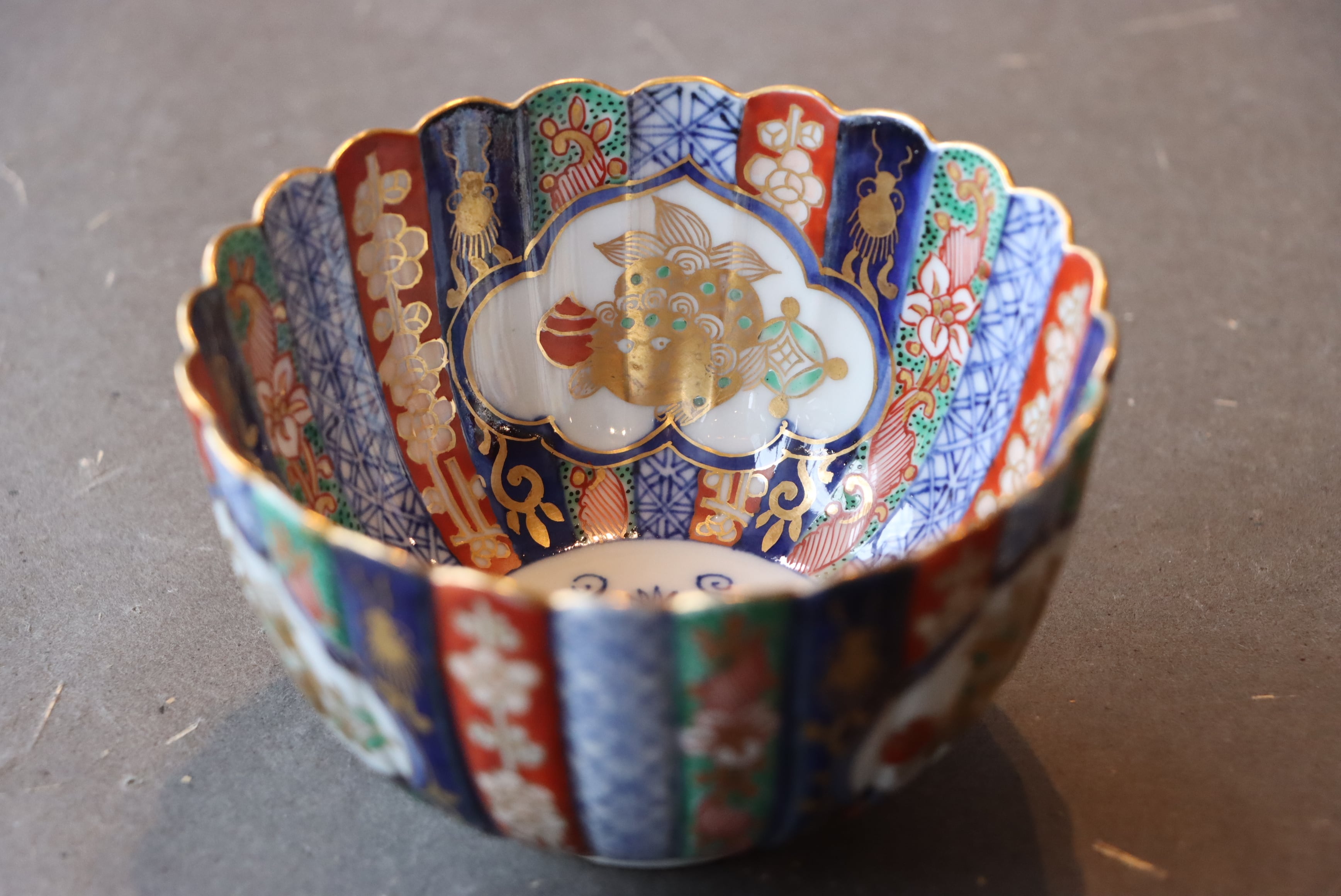 大聖寺伊万里　色絵　窓絵　菊に唐草の図　４寸皿　５客　A136A-CBe 大聖寺伊万里色絵窓絵菊に唐草の図4寸皿5客A136A-CBe