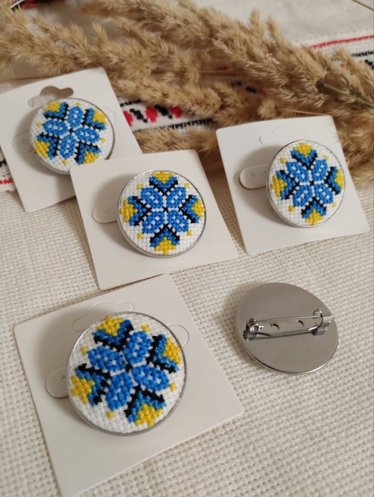 ウクライナ製　手刺繍ブローチ - 1