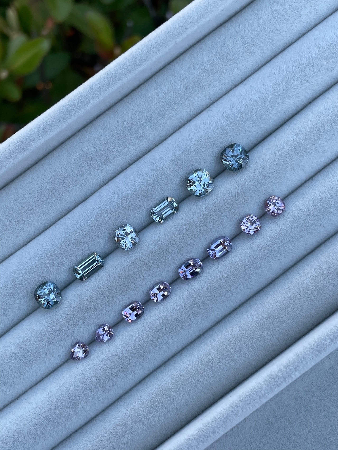 25-1-2. ラベンダースピネル 4.9x4.0mm, 0.35ct - スリランカ産