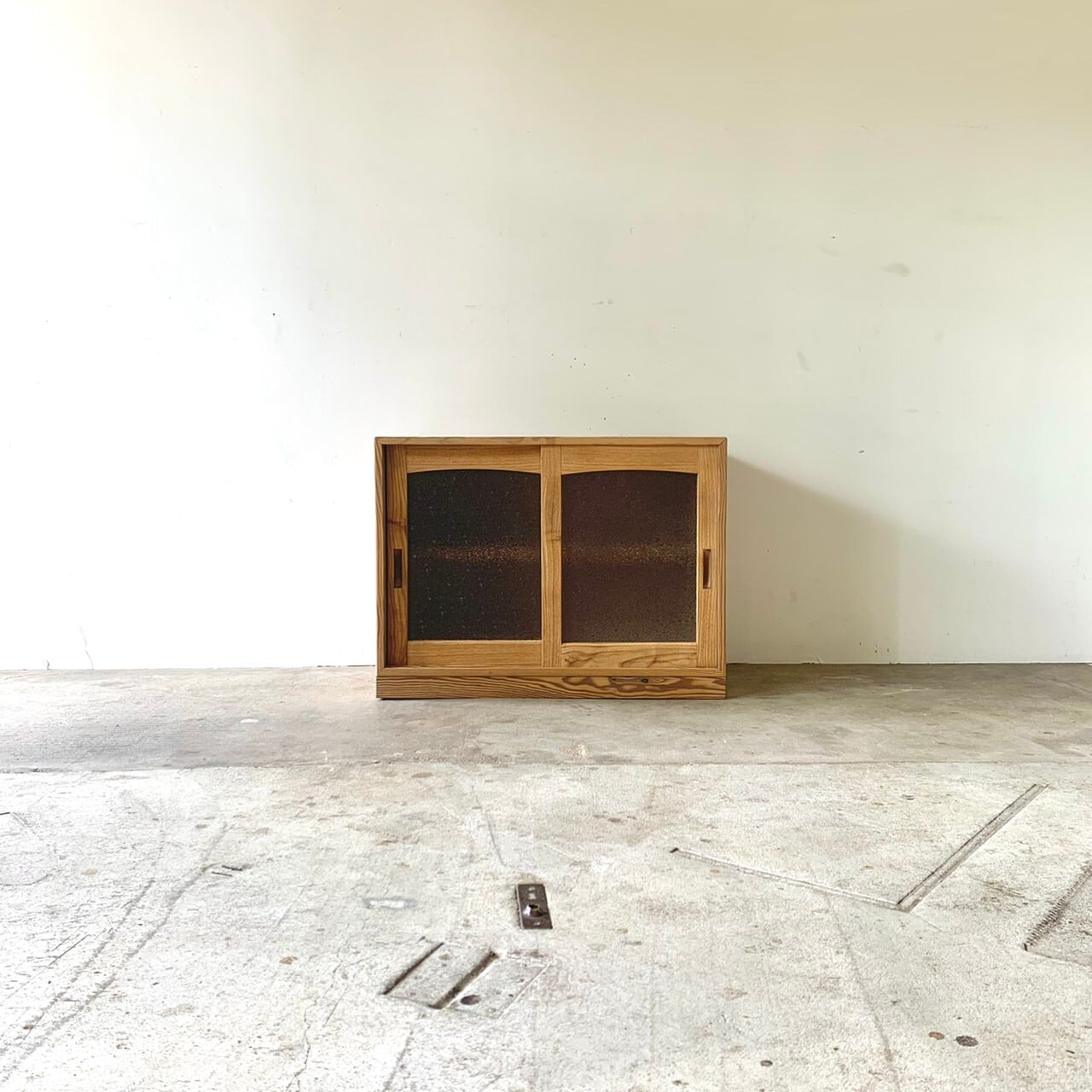 ダイヤガラスのキャビネット　古家具　0516