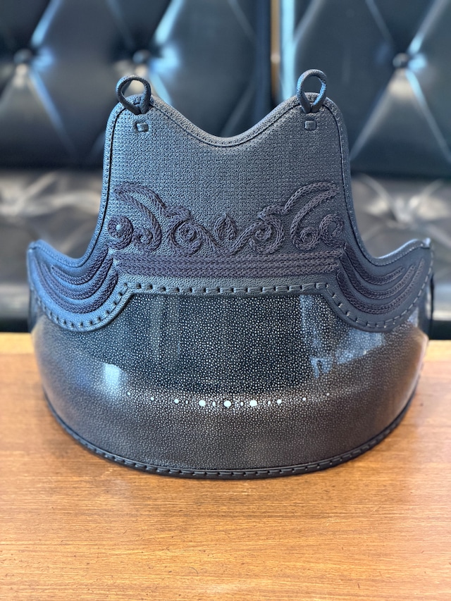 【写真でもエグいのがわかる✨1名様初回サンプル限定大特価‼️】【胸Lサイズ身長165〜175cm】  兵庫ヒロヤ製『兜飾り胸』鮫皮型強化樹脂胴　黒