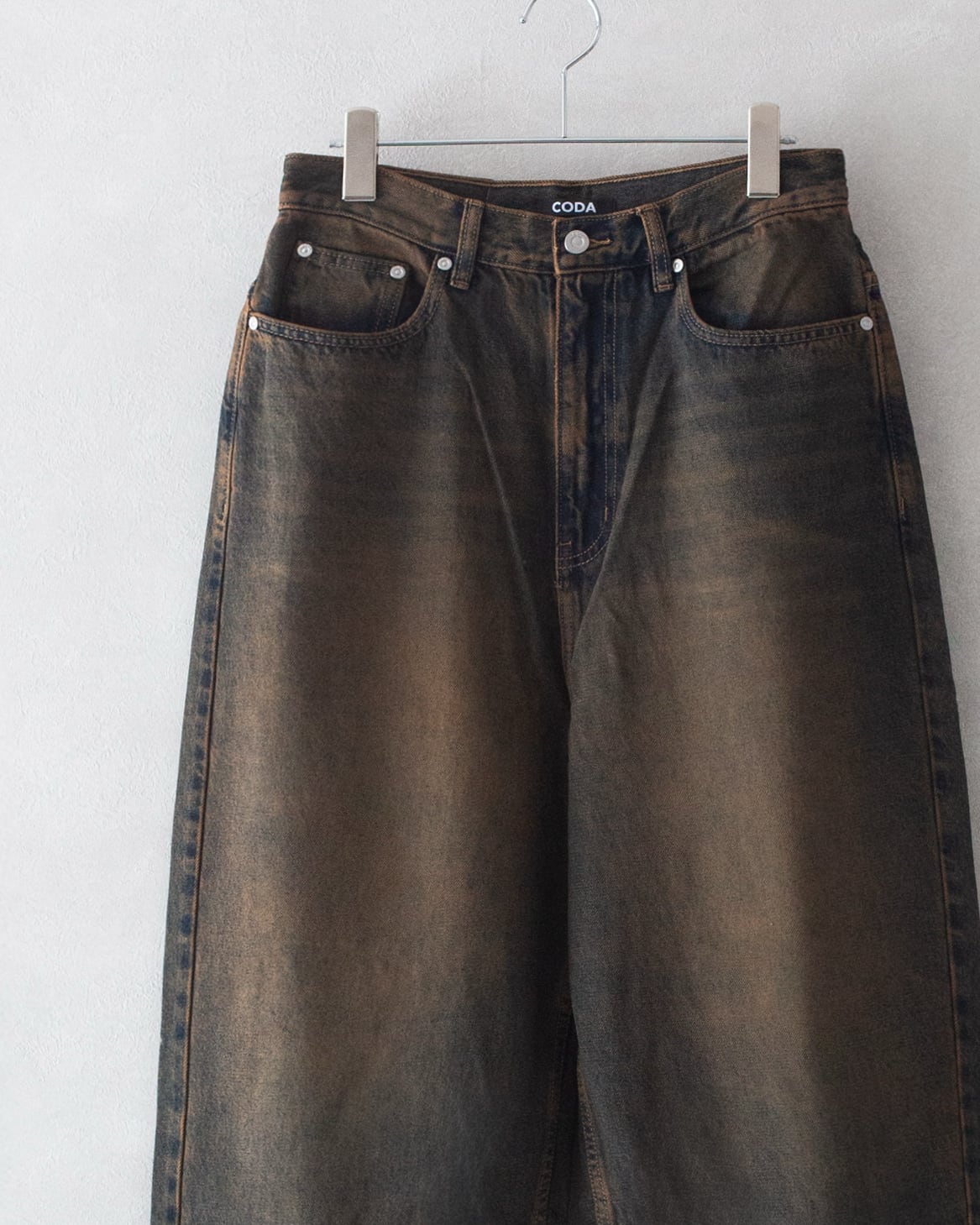 CODA DISTRESSED EXTENDED CUT LUFT JEANS BLACK BROWN | nua