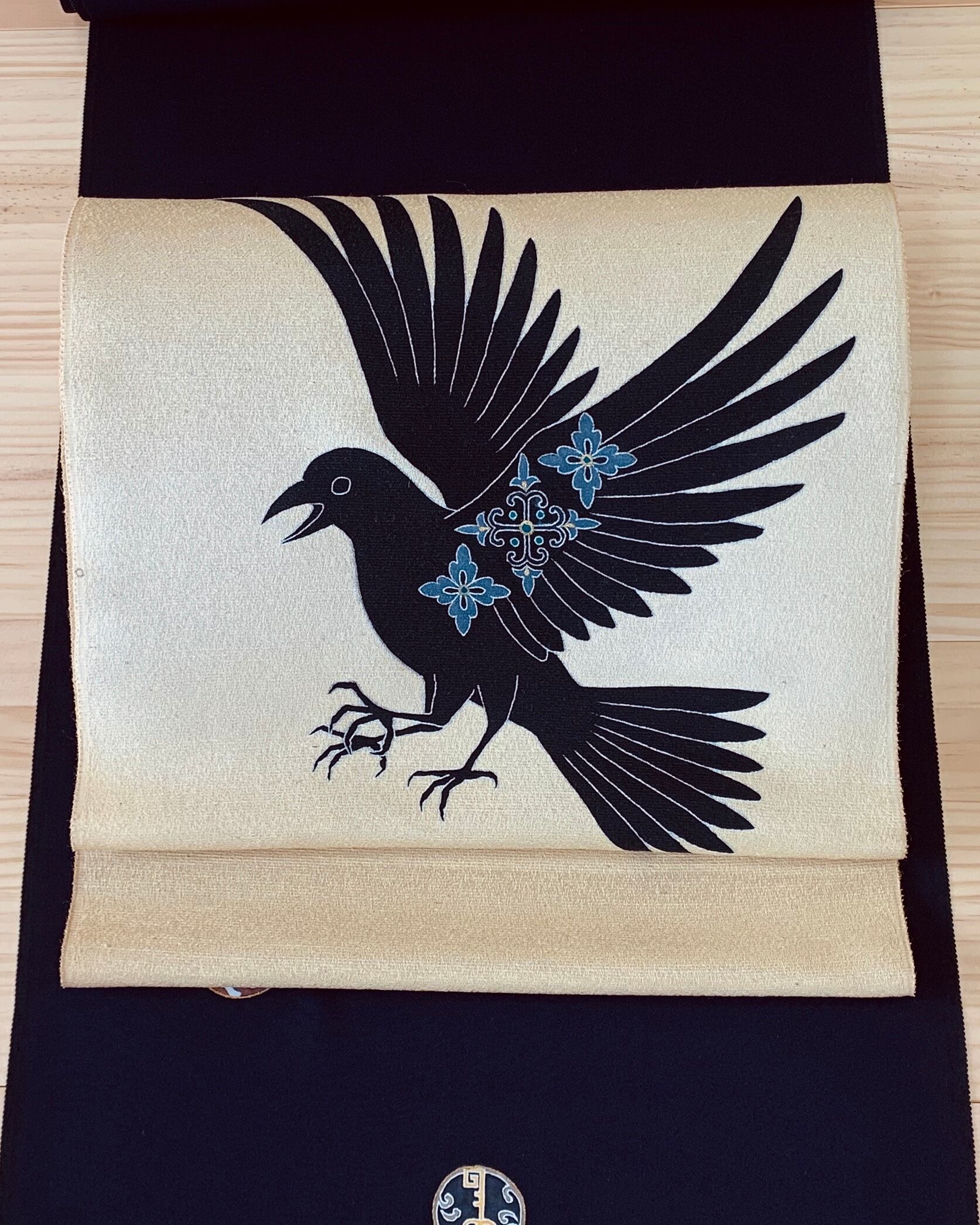 紬名古屋帯 ヤタガラス 芥子色 Somemoyoushop ーそめもようショップー 手描友禅をはじめとした工芸作家のお店 紬名古屋帯 ヤタガラス 芥子色 Somemoyoushop ーそめもようショップー 手描友禅をはじめとした工芸作家のお店