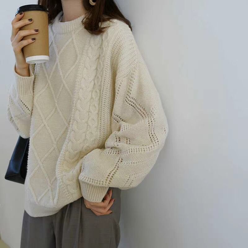 ラウンドネックケーブル編みニット