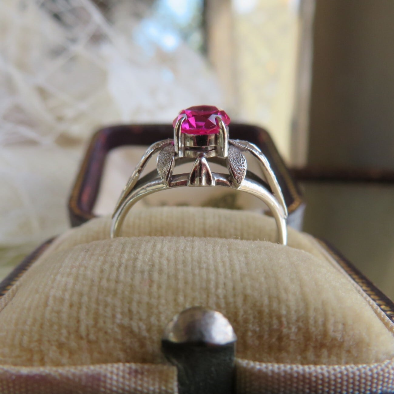 ヴィンテージ K14WG和彫りに合成ルビーのリング