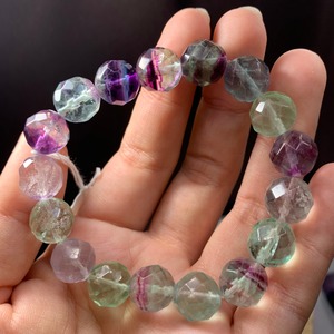 no3.透明感有✩64面体フローライトカットブレスレット