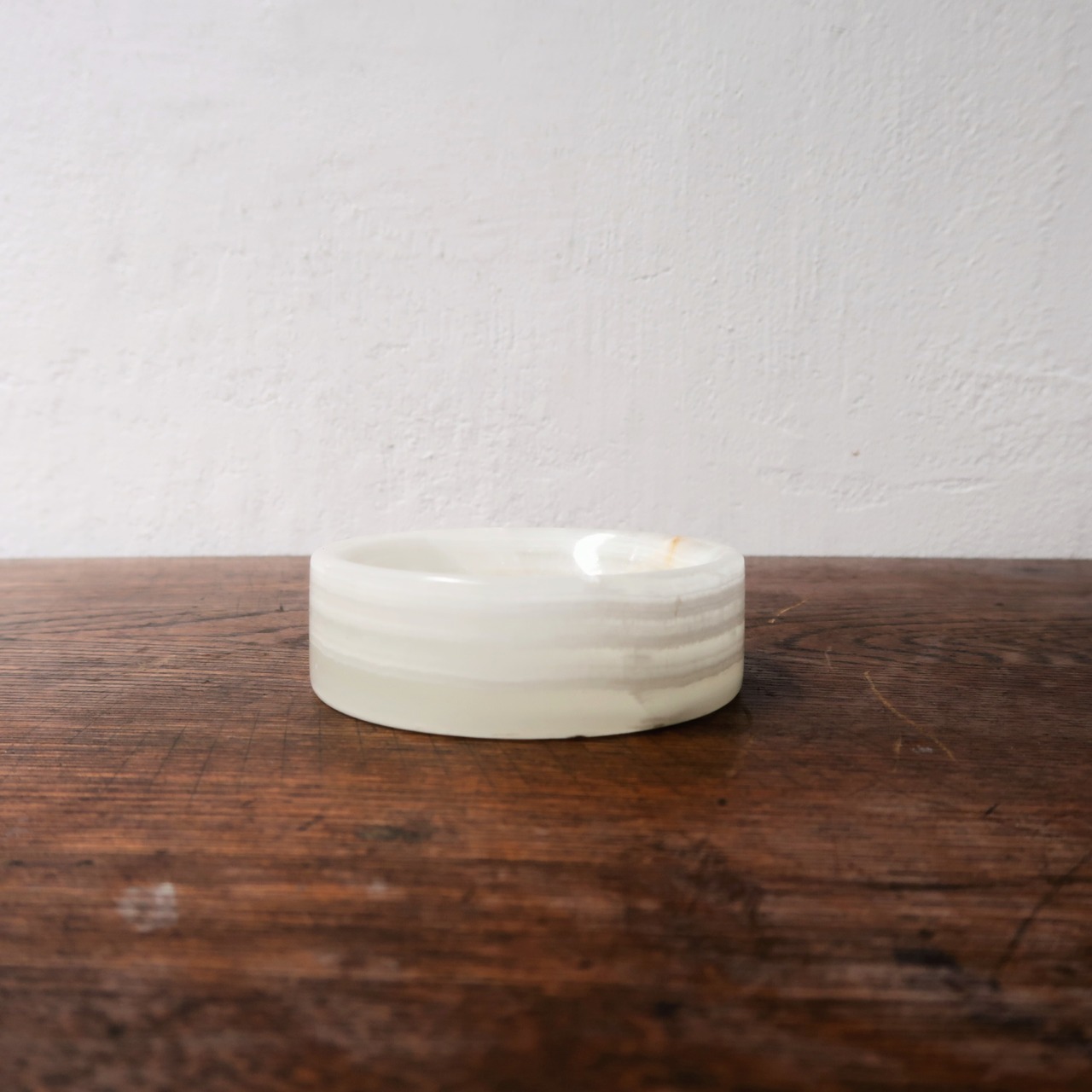 つるっとした石のアクセサリートレイ