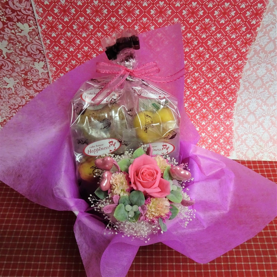ピンクの器に薔薇とかすみ草のプリザーブドフラワーアレンジとハートの