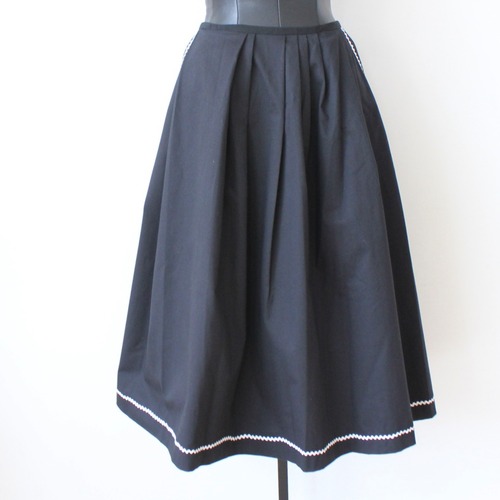 ホワイトトリミングブラックタックコットンフレアースカートITALY：78SK¥19,800＋tax