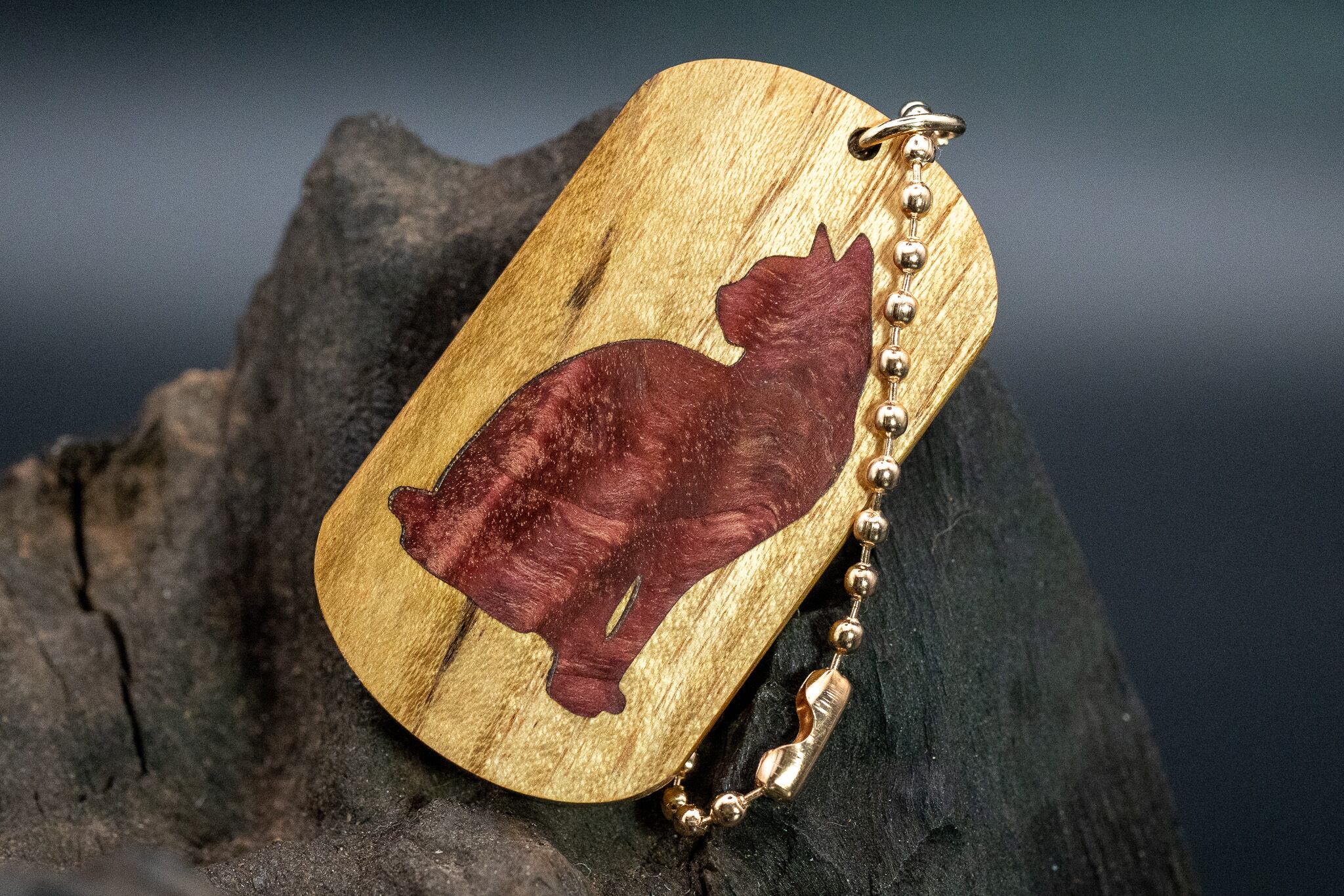 【黄金の木】御蔵島 金桑 ドッグタグ 象嵌 優雅に座る猫