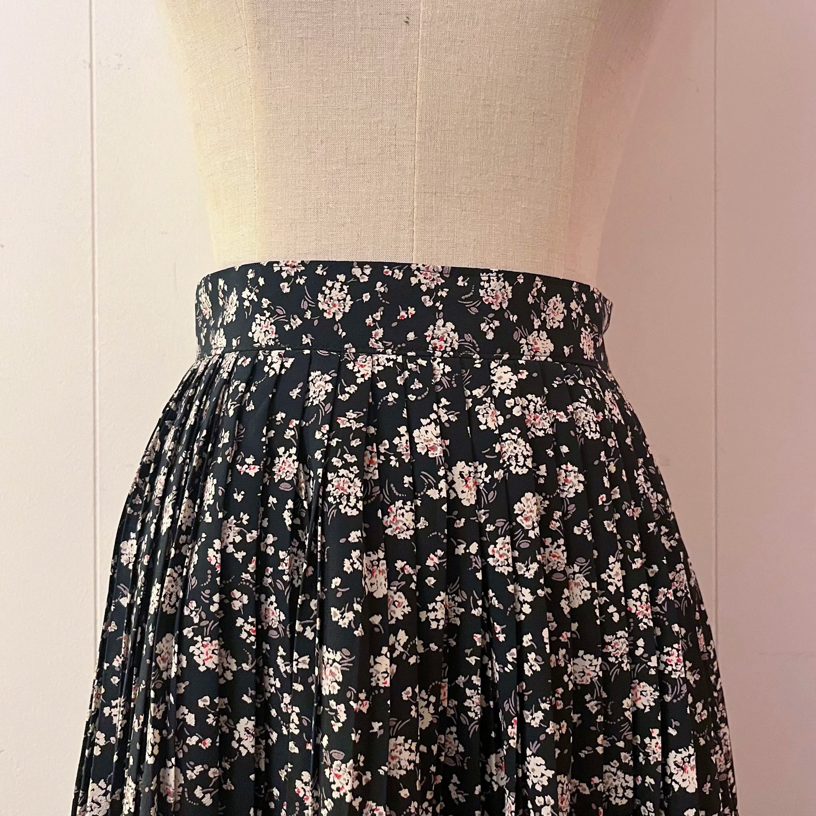 white mini flower pleats skirt