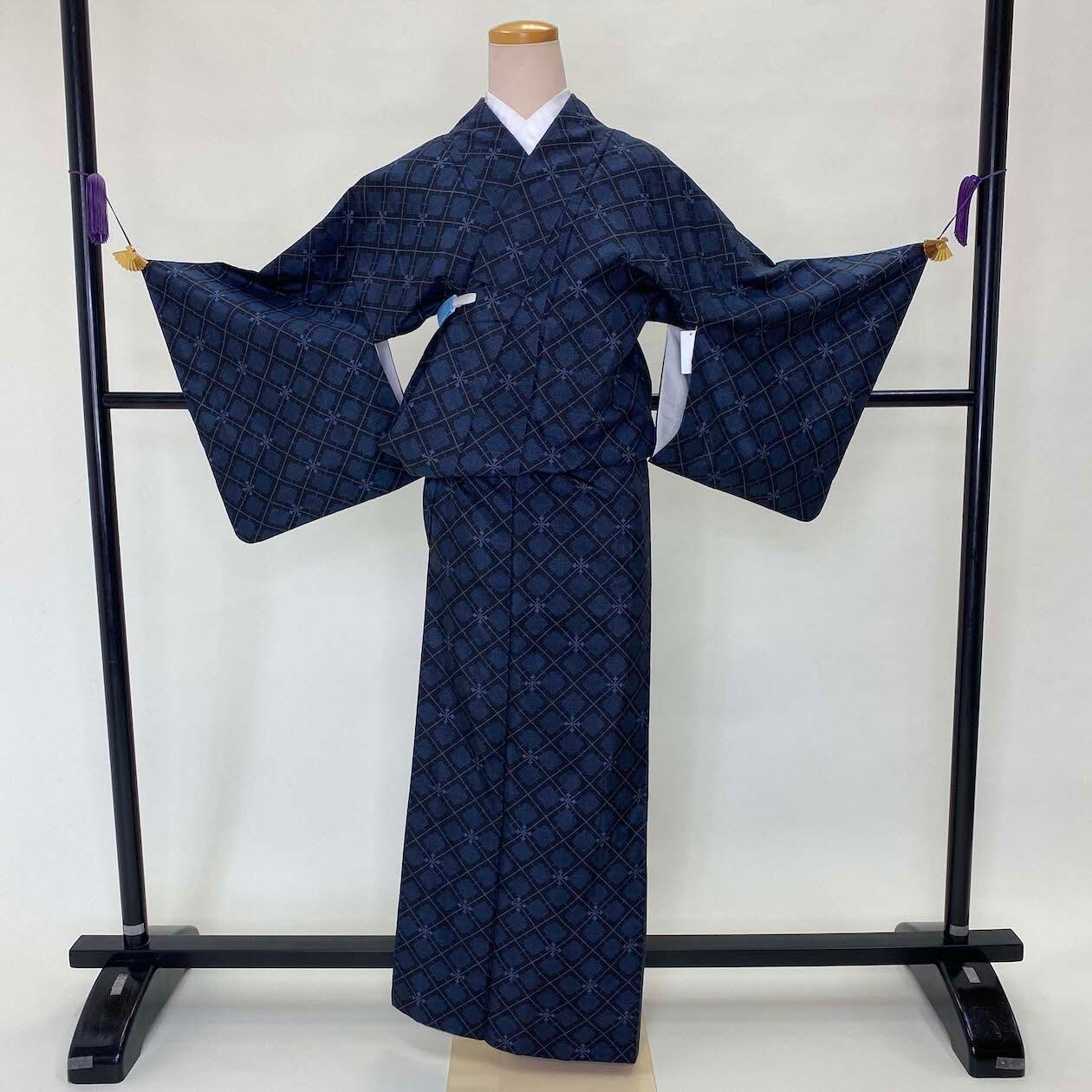 大島紬 紬 葉柄 紺 藍色 中古 美品 Mサイズ お洒落着 普段着 正絹 裄65cm 身丈151.5cm G75 |  中古着物・リサイクル着物から新品着物の通販ショップ｜【公式サイト】祥美苑 powered by BASE