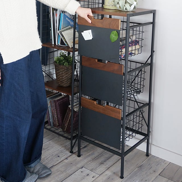 マグネットボードがついた収納チェスト。キッチンやランドリースペースにもオススメです。