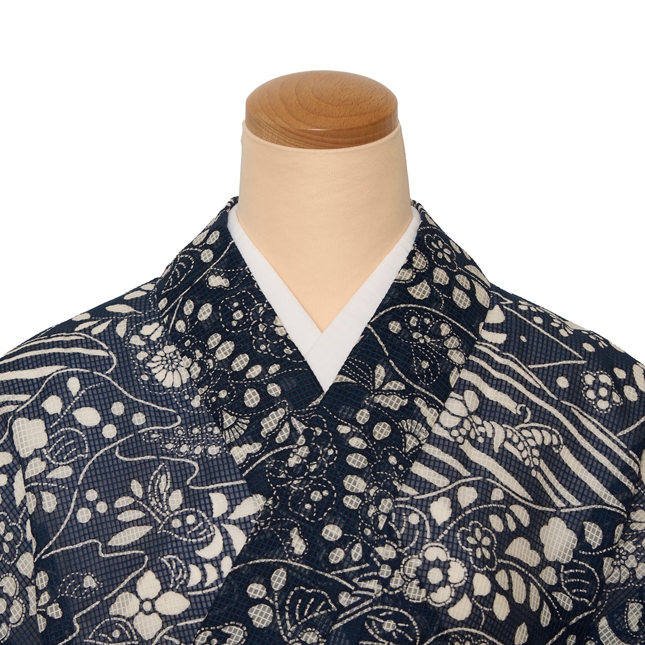 絹絵屋 未使用 無紋色無地 有職文様 松葉に花亀甲の織模様 知的ネイビー 幅広め 辻が花模様 型染 絹紅梅単衣着物【中古】 | かわの屋