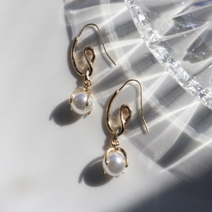 Wrapped pearl earrings