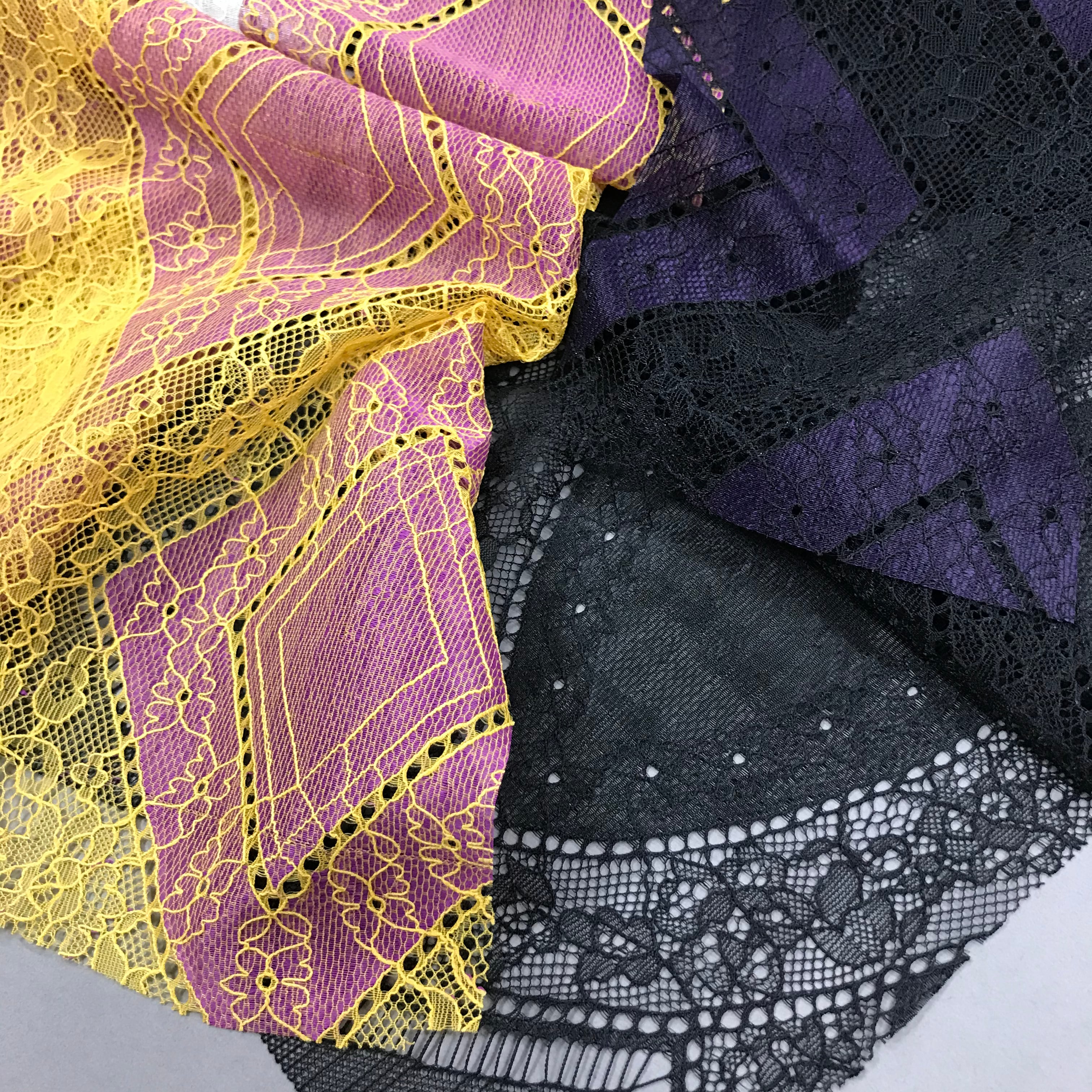 ミャクミャク レースのキンチャクポーチ ボーダーカラー | LILY LACE