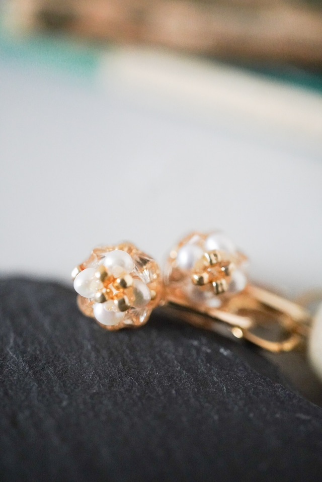 ６月誕生石淡水パールイヤリング・チャーム付き✴︎ 天然石の小さなお花イヤリング《プティフルール》