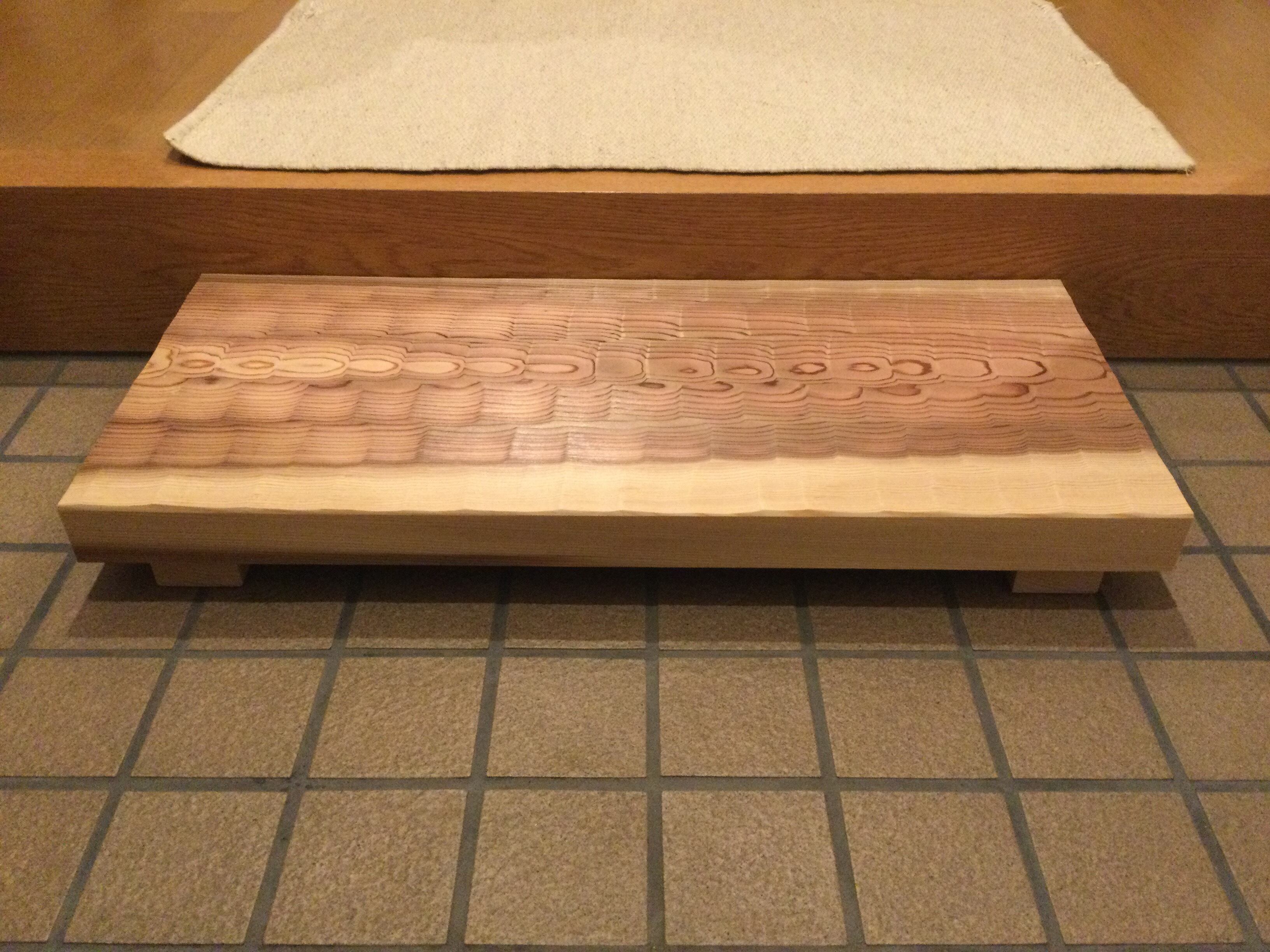 杉の木 ちょうなはつり（名栗）仕上げの踏み台 長さ70cm | hatsurist