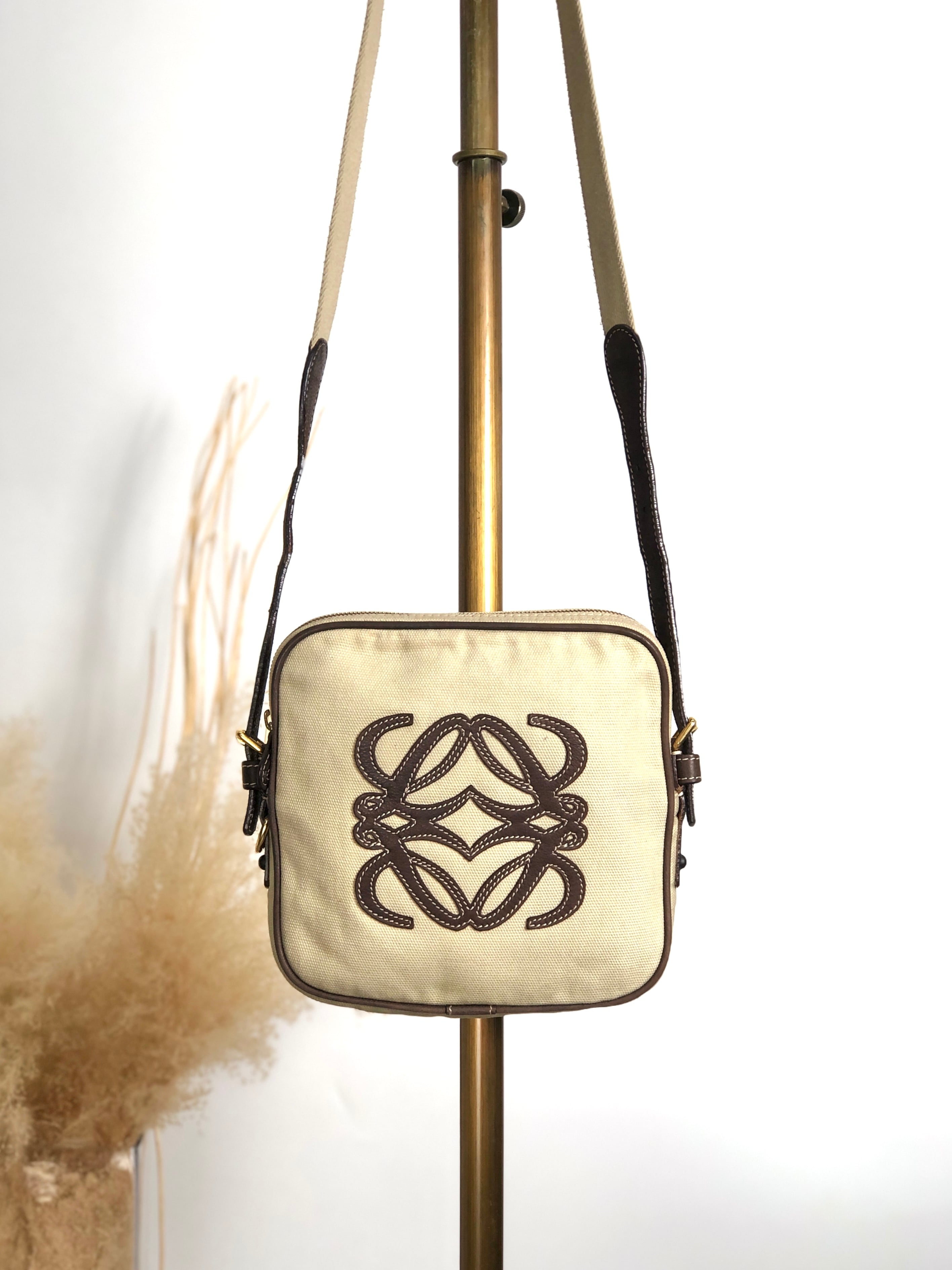 LOEWE ロエベ アナグラム ショルダーバッグ ハンドバッグ ベージュ 白 LOEWE ロエベ アナグラム ショルダーバッグ ハンドバッグ ベージュ 白