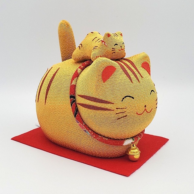 しっぽゆらゆら、ちりめんのソーラー親子猫(トラ)