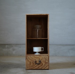 引き出しのついた木製棚