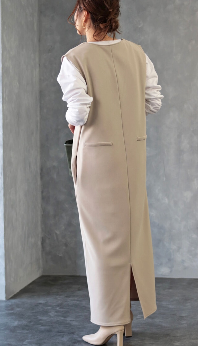 Vネックノースリワンピース