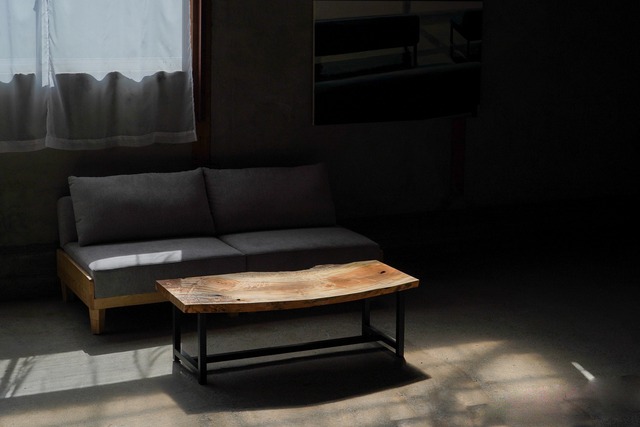 キラキラ杢とスポルテッドが美しい 栃の一枚板 ローテーブル