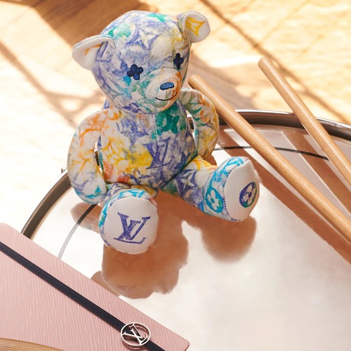 「ルイ･ヴィトン」と「ユニセフ」のパートナーシップによる『触れると安心する』テディベア。LOUIS VUITTON｜ドゥドゥ・ルイ