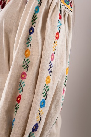 ウクライナ刺繍ヴィシヴァンカ・クラシック イワノフランキースク州モデル　クロスステッチ　手刺繍　ブラウス　麻　レディース・フリーサイズ