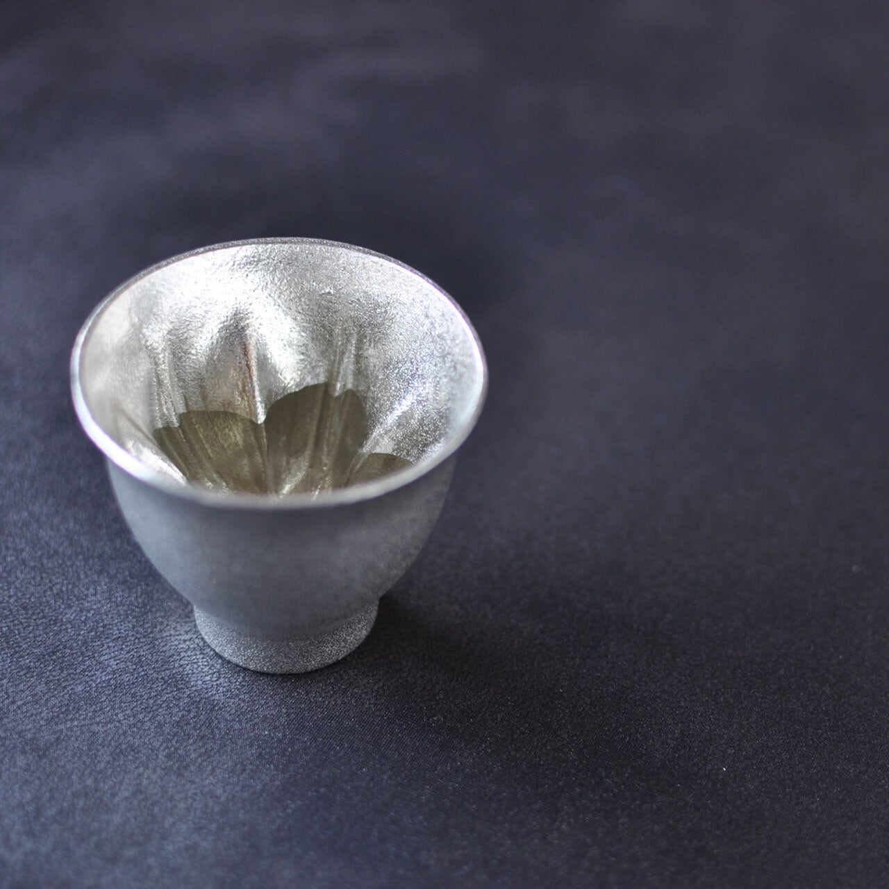 桜モチーフの錫製酒器》さくら酒器 ぐい呑み｜hiracle | 生活を楽しむ