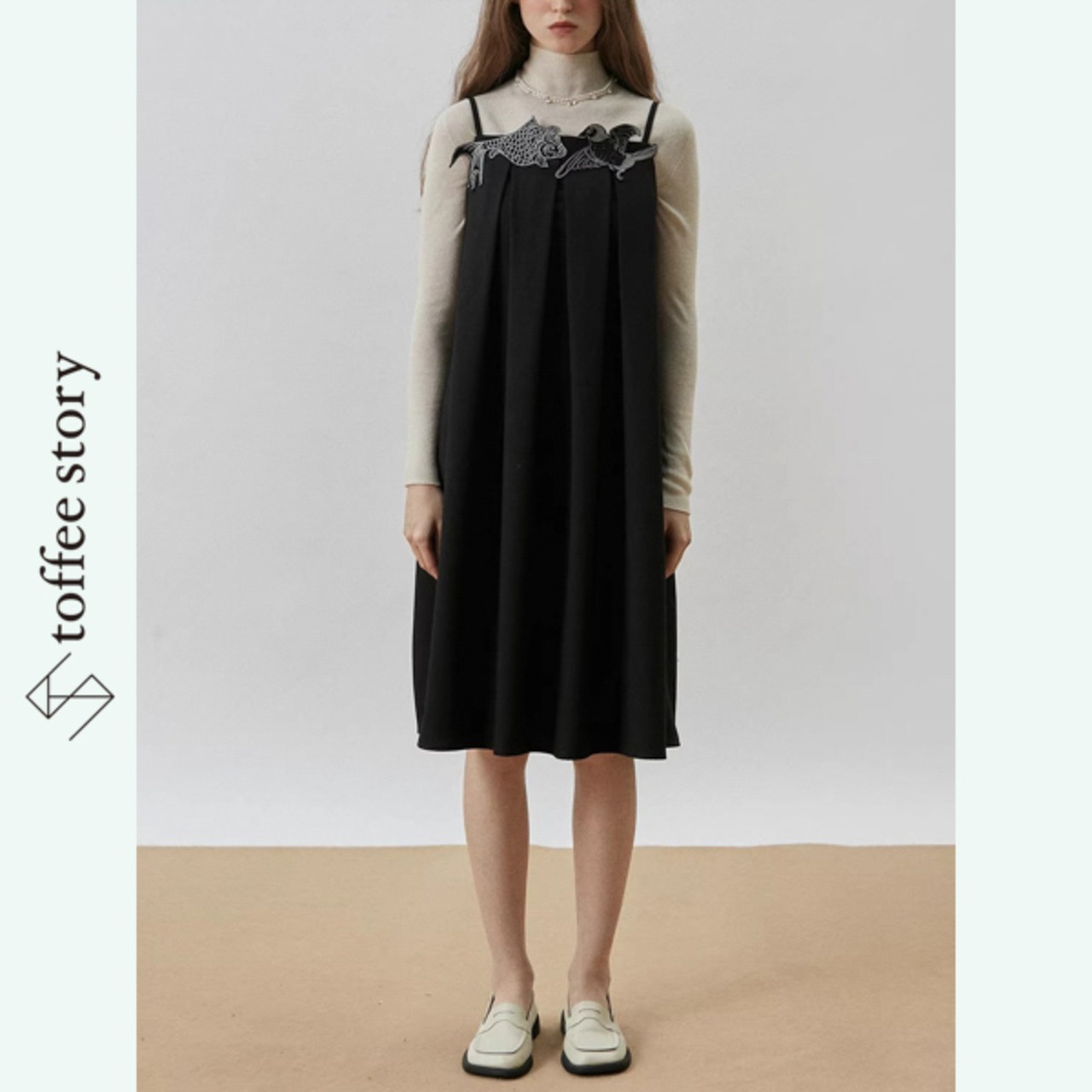 黒に物語が宿る刻印：プリーツキャミワンピース《XU0269》