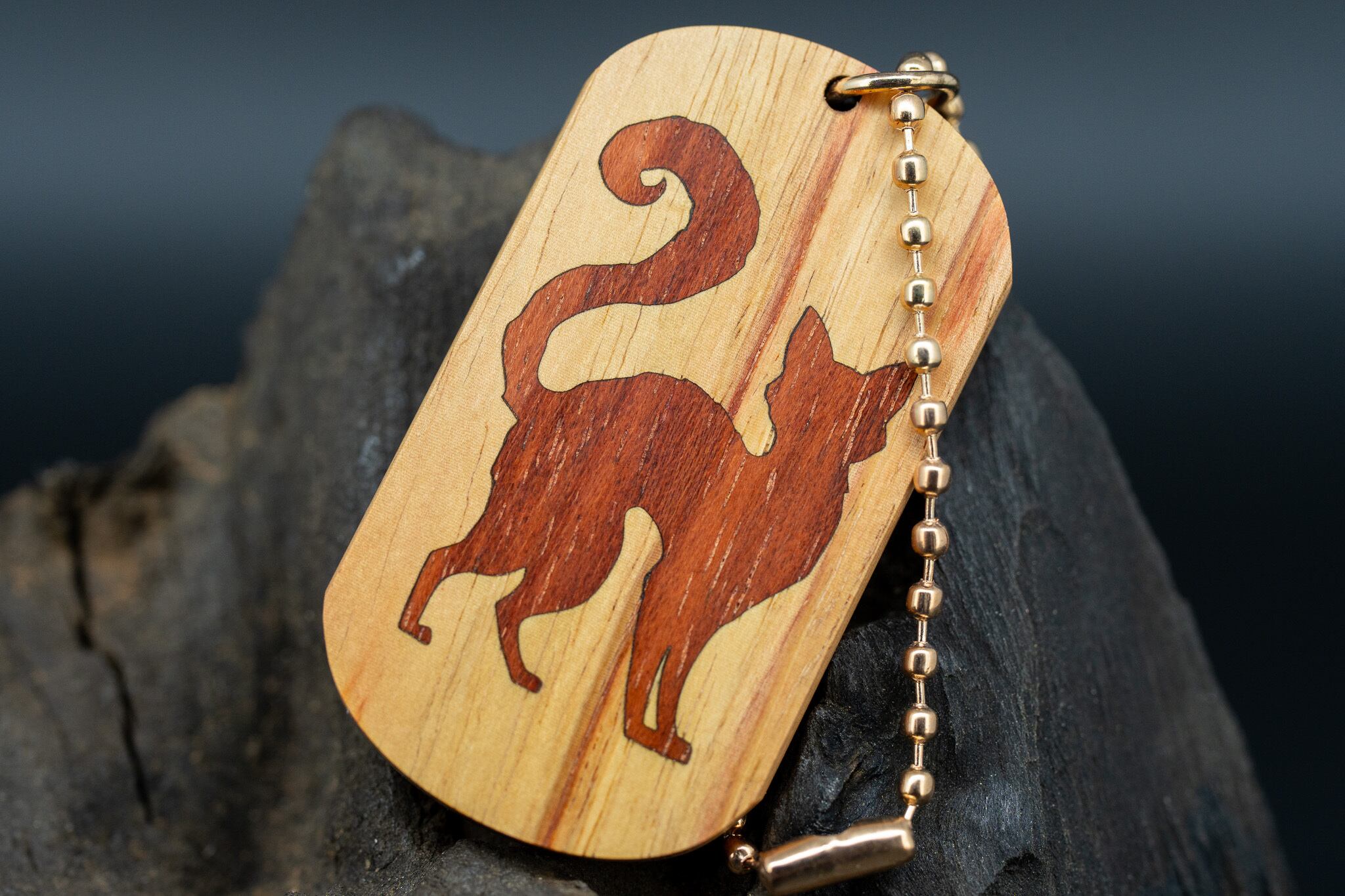 【 木材の女王】 チューリップウッド ドッグタグ 象嵌 探る視線