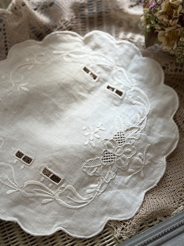 フランス Vintage ヴィンテージ Roseの刺繍 ドイリー プチポワン 敷物 ハンドメイド素材 インテリア小物 カットワーク