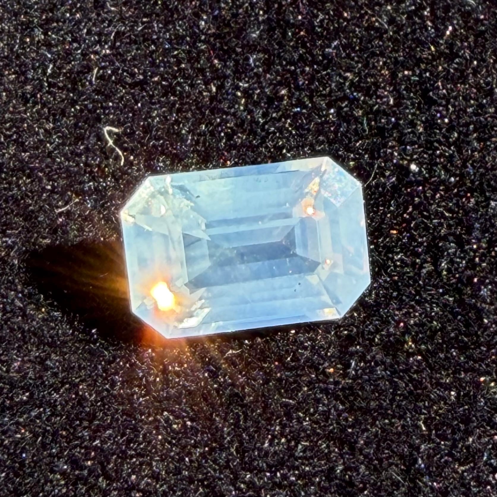 オーロラのようなシルキーホワイトサファイア