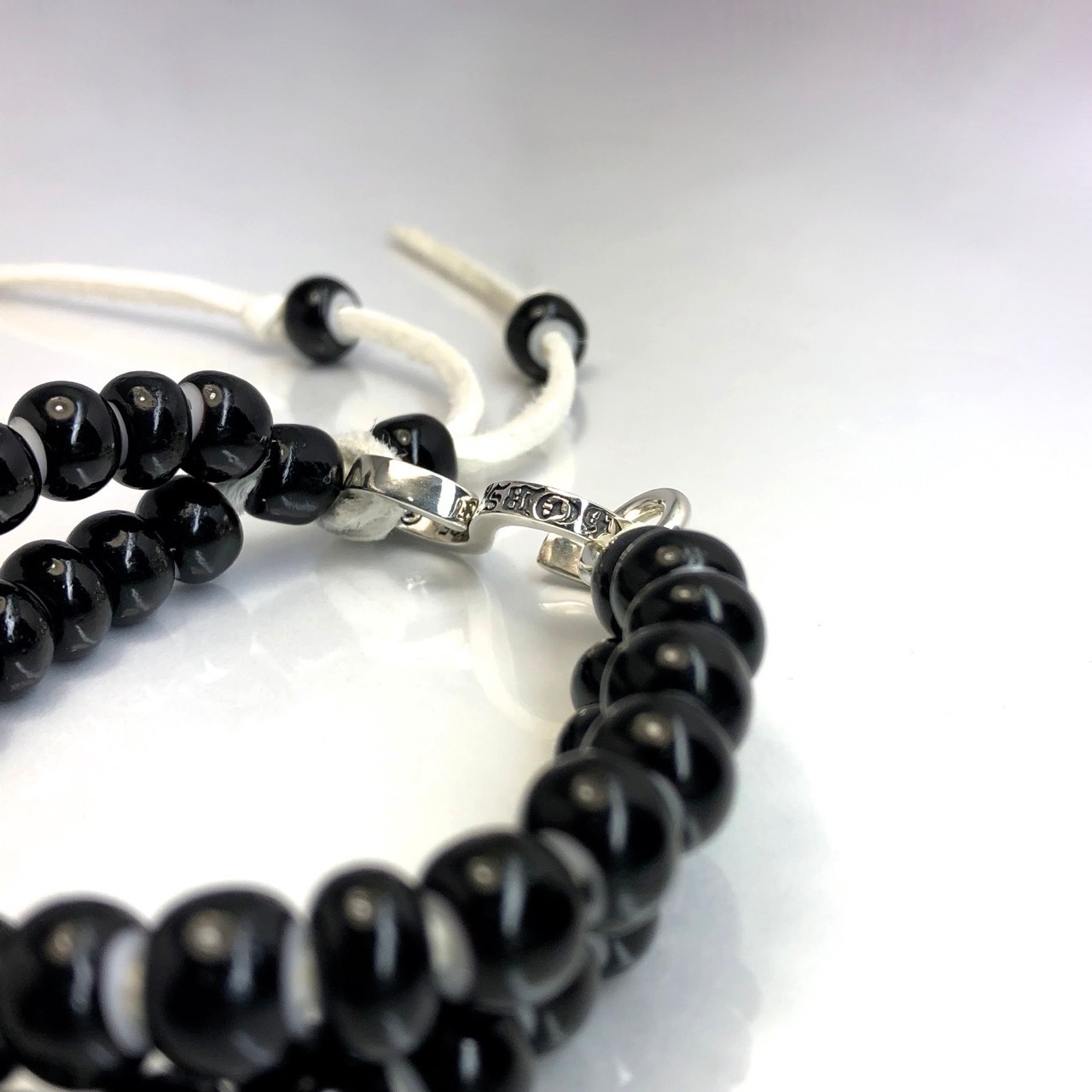 LEATHER BRACELET WHITE HEART BEADS [BLACK] / レザーブレスレット ホワイトハート・ブラック