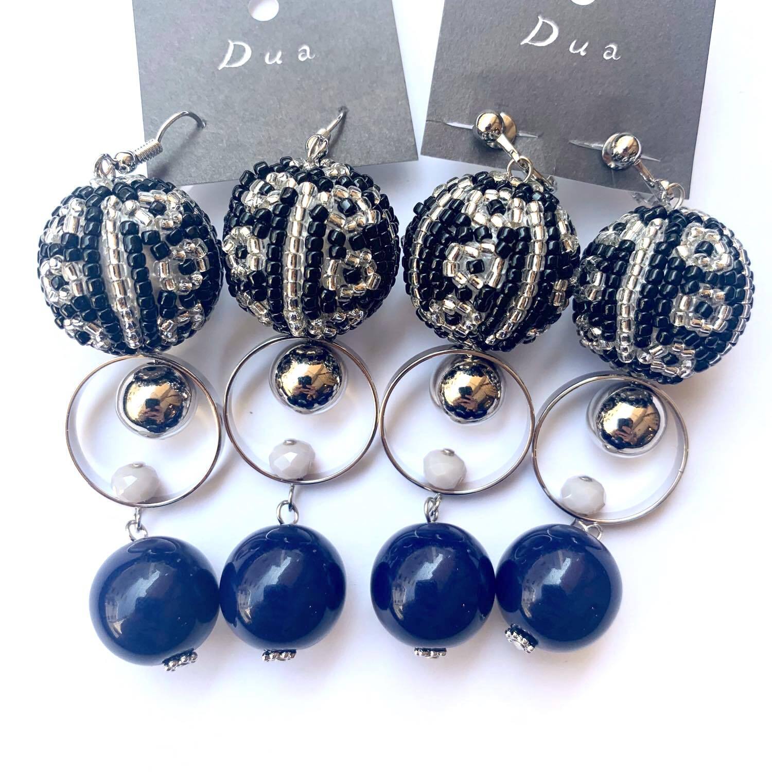 お花ビーズボールとネイビービーズの〈ピアス/イヤリング〉 | Dua