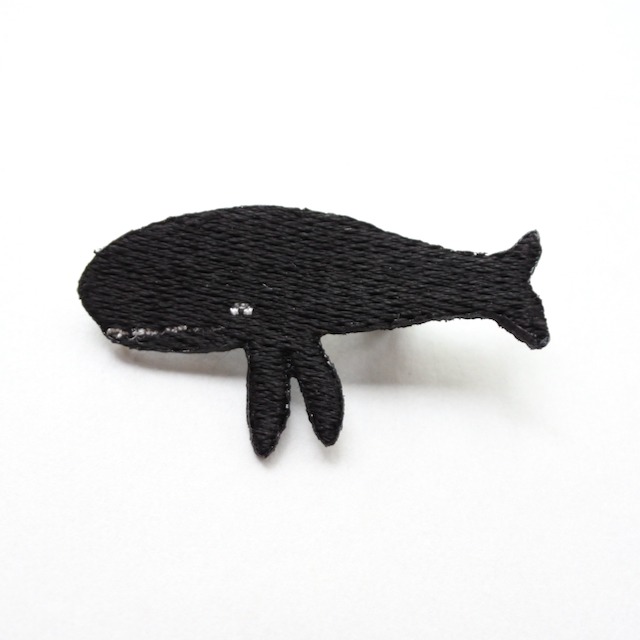 長沢明　刺繍ブローチ　クジラ(黒)