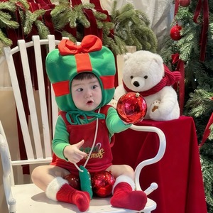 【クリスマス】ベビー　サンタ コスプレ　Ｔシャツ＆サロンペット＆帽子&ソックス　四点セット