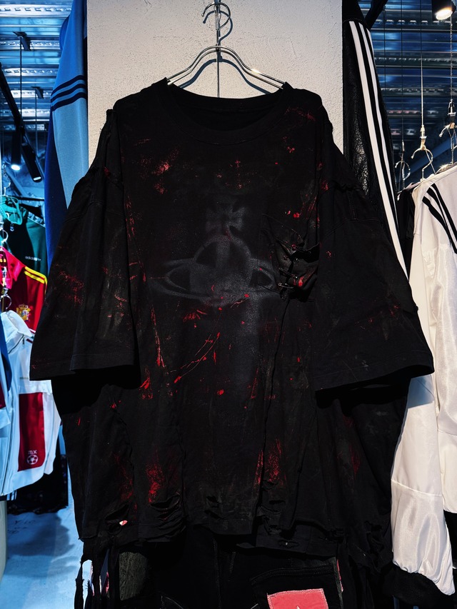 "vivid notes"The Anarchist's Layered Orbit black T-shirt