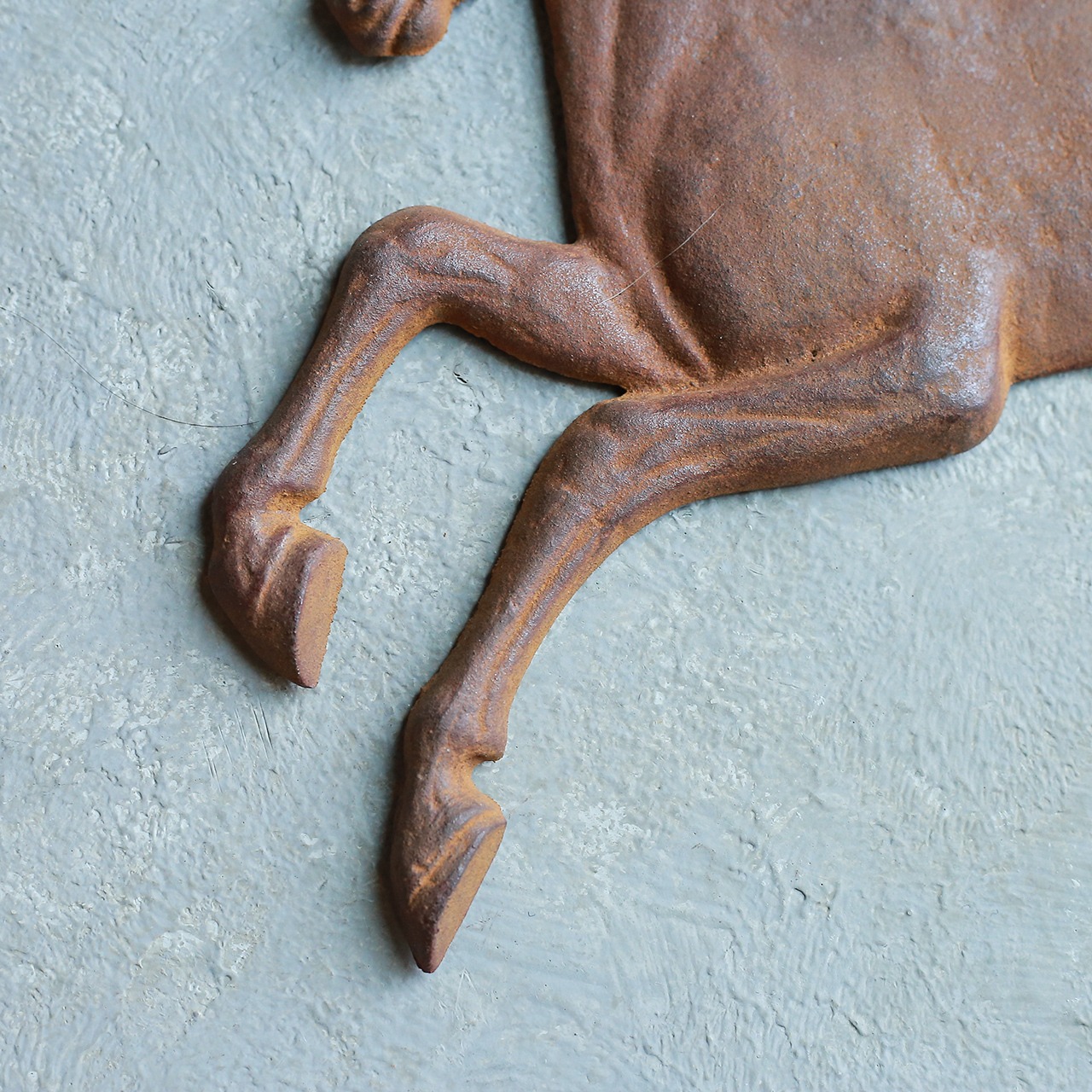 跳ねるように走る、馬の壁掛け