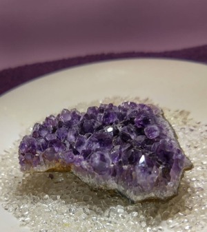 アメジストクラスター　～調和 ・癒しと安らぎ ・精神の安定 ・問題解決を助ける ・知性と洞察力を高める ・家庭円満 ・血液の浄化～