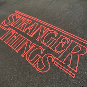 【GILDAN】Stranger Things ストレンジャーシングス スウェット パーカー プルオーバー  Netflix ネトフリ Lサイズ US古着