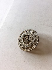 19世紀 フランス 2.7c 鈍金の神殿と花々によるプレスメタルボタン アンティーク