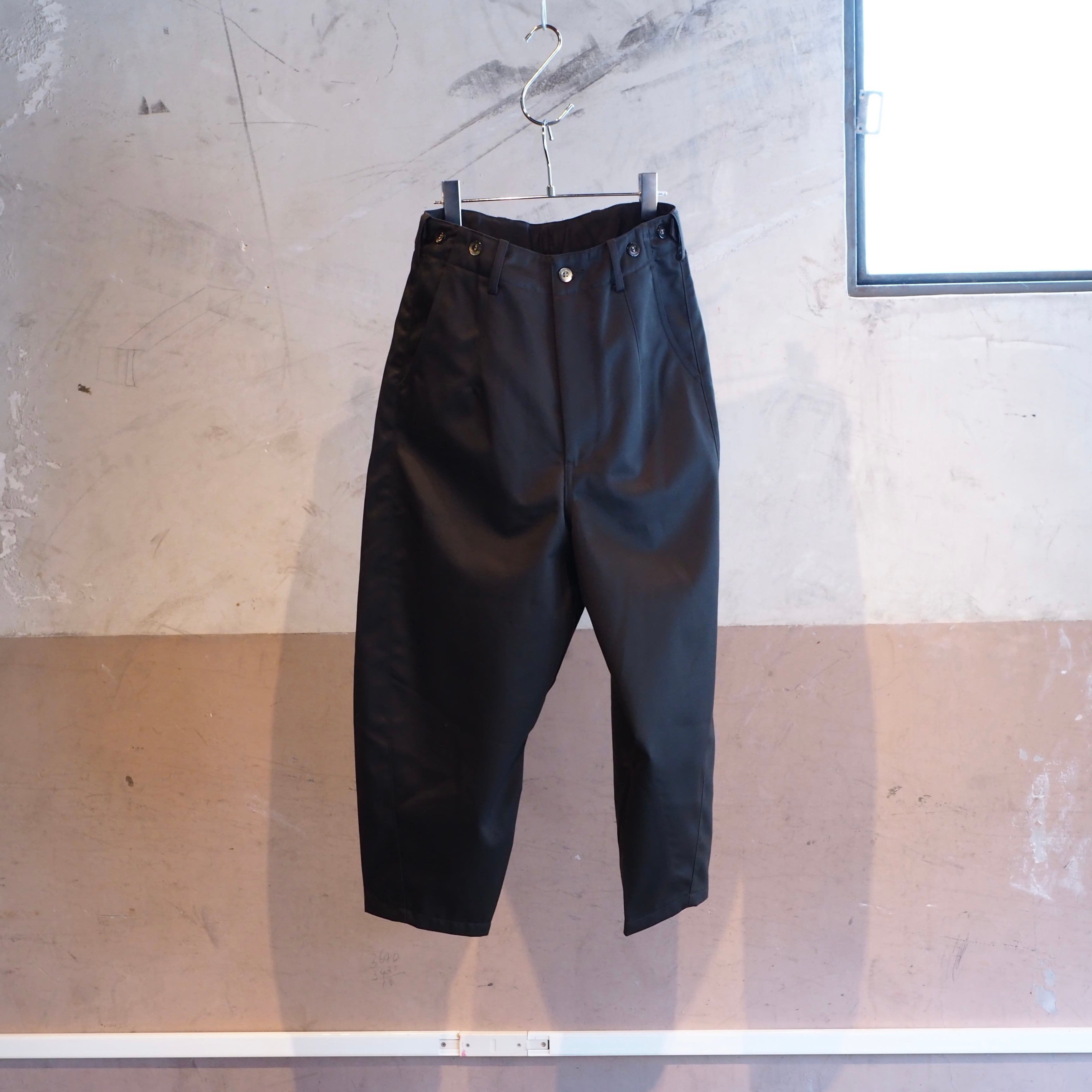Yuisページです WIDE TUCK EASY TROUSERS/SULFER DYED LINEN/BLACK【結-yui