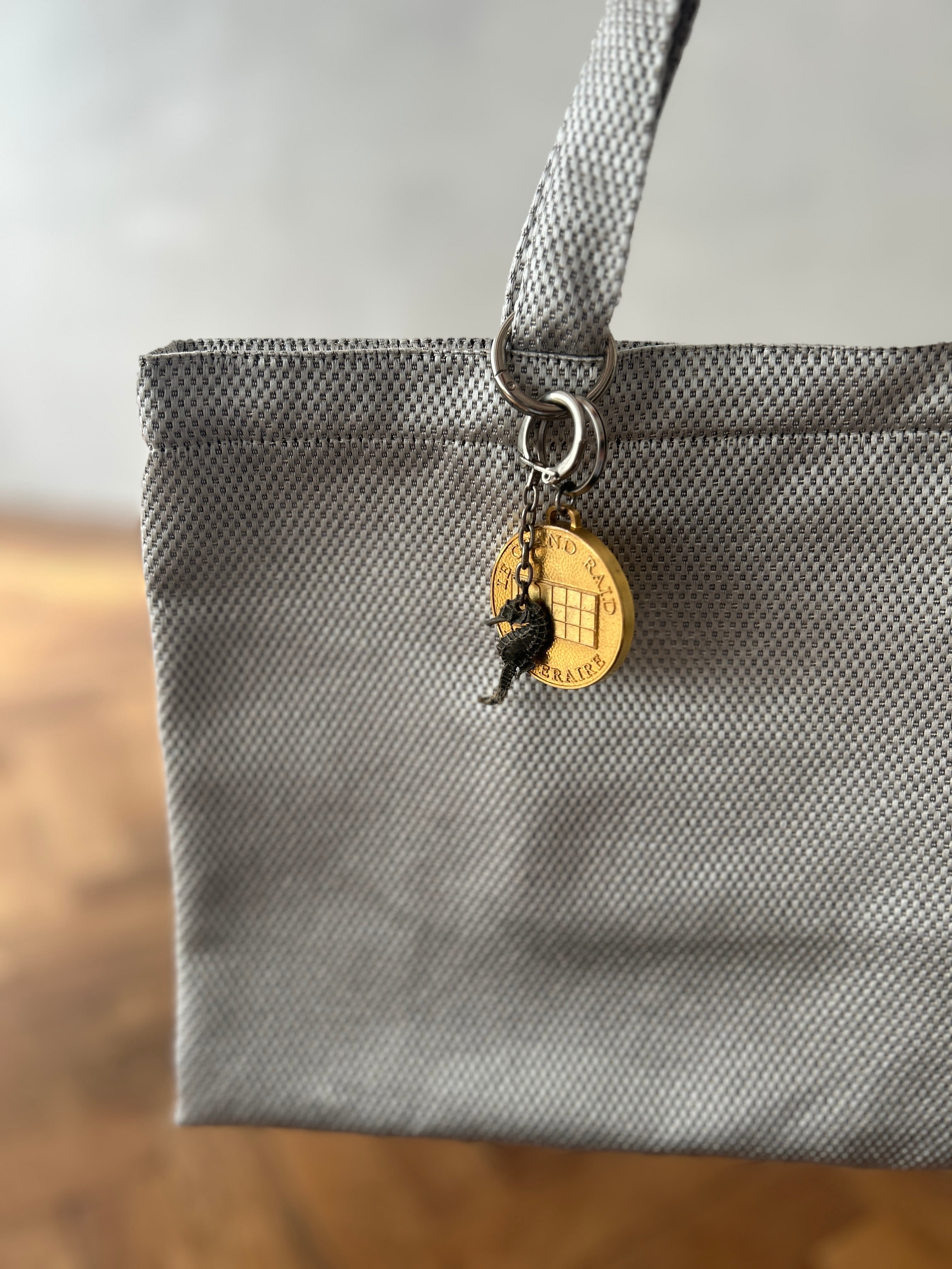 A)vintageチャーム付き silver bag | HOKOS