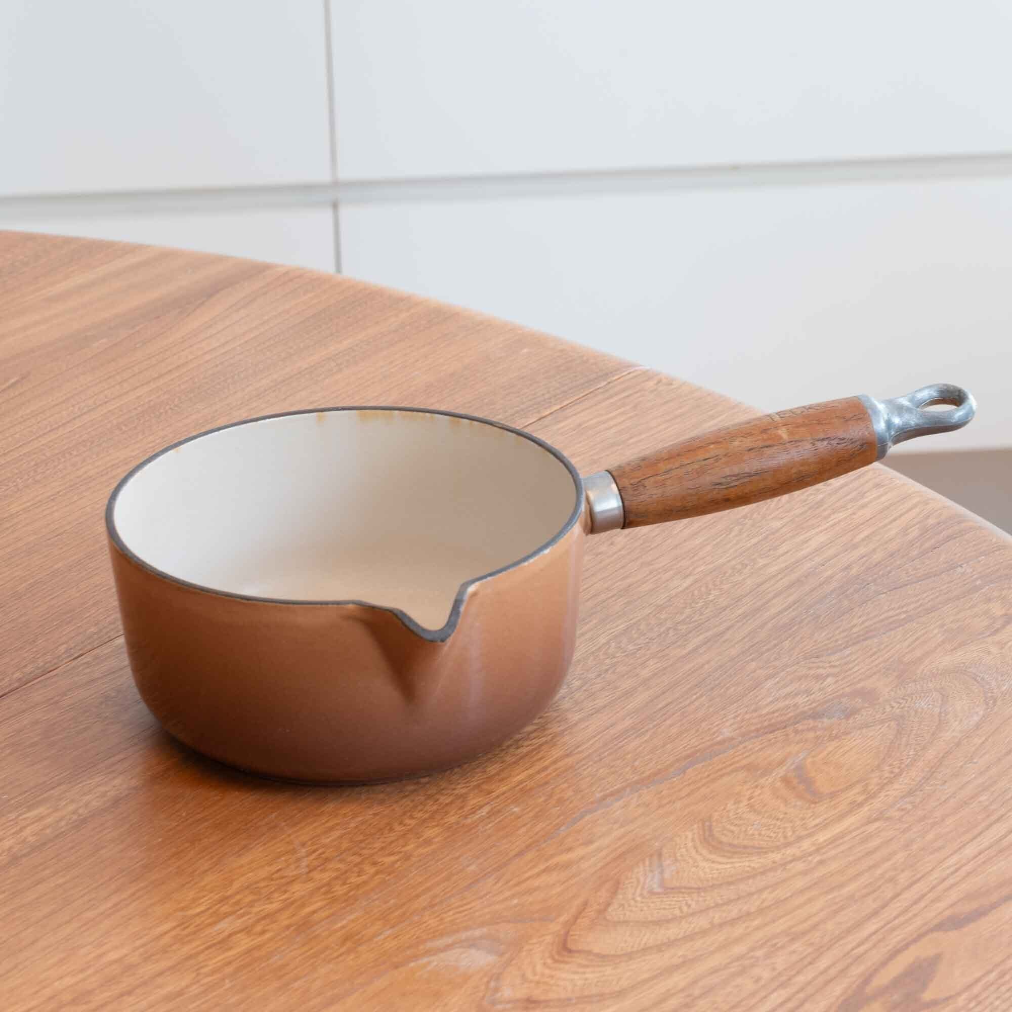 ビンテージ ル・クルーゼ LE CREUSET ソースパン 落ち着いたブラウン サイズ16 木製ハンドル * 新品・未使用品ではありません *