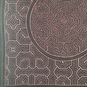 シピボ族の泥染め大刺繍11ピンク70x137cm　黒にピンク紫系4色　フリーハンドの刺繍　アマゾン・シピボ族の泥染め　AAA　タペストリー　先住民族の工芸