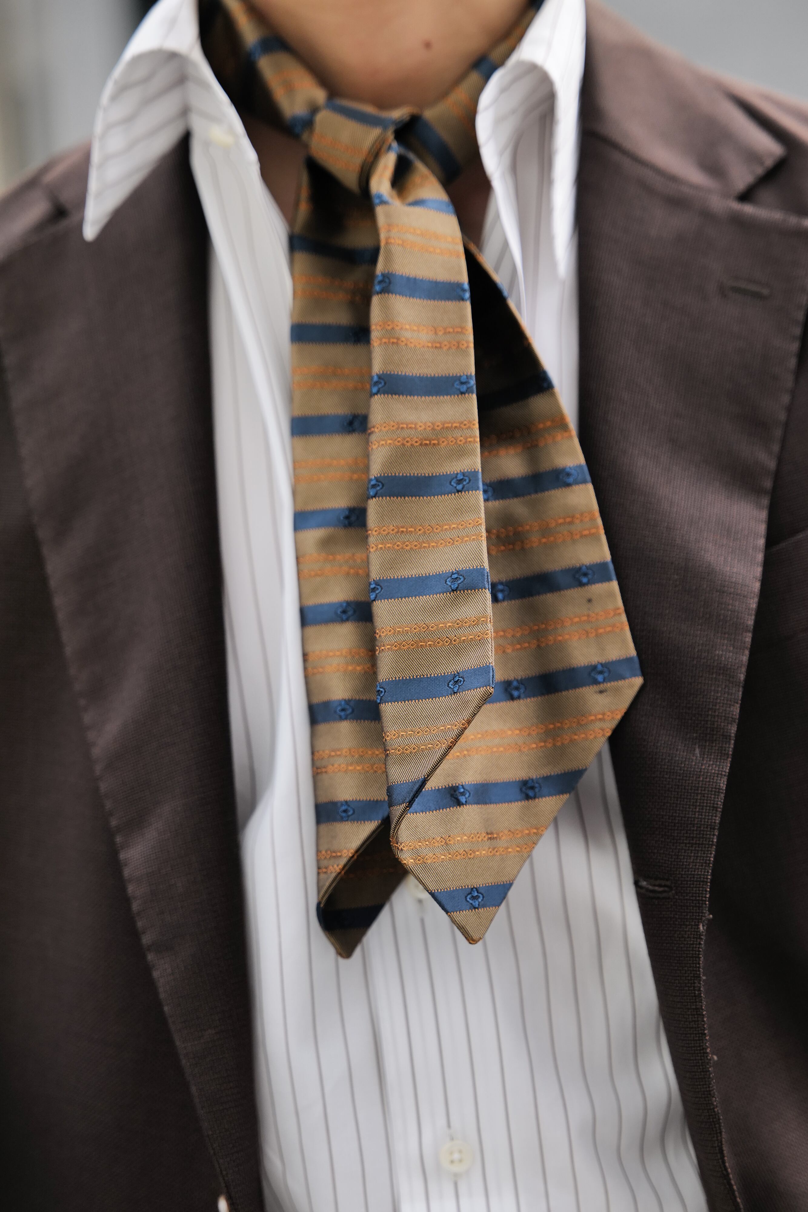 完全別注！ アット ヴァンヌッチの新型アスコットスカーフ（ブラウン